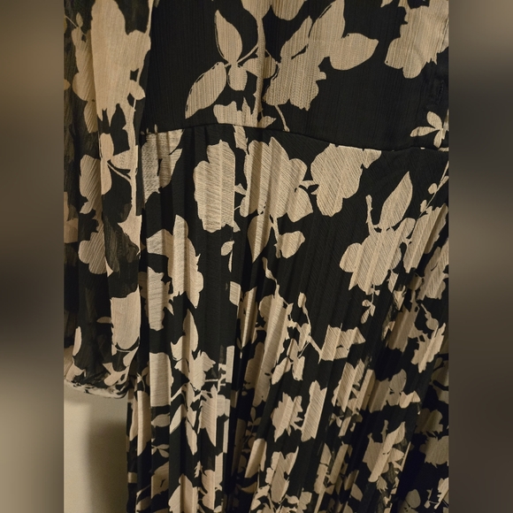 New Reserved Cream And Black Pleated Sundress with Bishop Sleeves - Picture 4 of 5